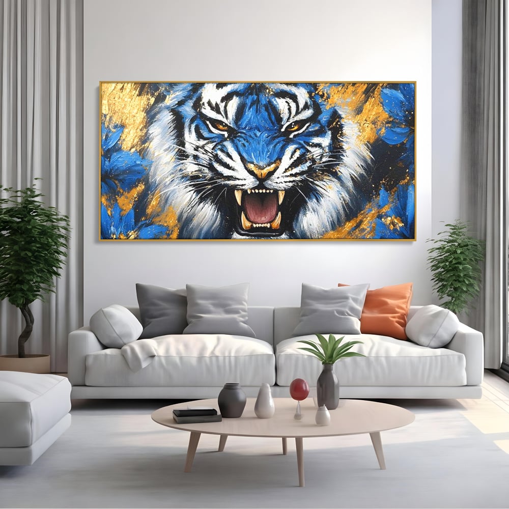 Tablou canvas cu tablou canvas cu tigru albastru si flori, in rama de aluminiu auriu, pe perete intr-un living